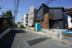 前面道路は西側約6ｍの公道に面しています。