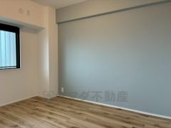 5.5帖。採光を確保した明るい室内は、風通しも良く、大変居心地の良い空間となっております。日当たりがよく、子供部屋としての利用もおすすめ。アクセントクロスで明るい室内です＾＾