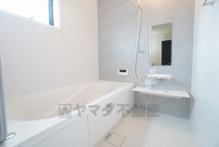 1日の疲れを癒すくつろぎのバスルーム。足を伸ばしてもゆったりと入れるサイズです。お子様と一緒にお風呂に入っても狭くないですね＾＾