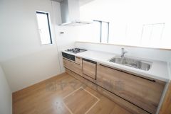 対面式キッチンなのでリビングにいるご家族とコミュニケーションを取りながら洗い物や、お料理が楽しめそうですね＾＾