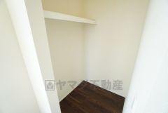 洋室にはハンガーパイプ付きのウォークインクローゼットが設けられています。たっぷり収納できるので衣替えの心配もいりませんね＾＾