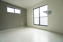 主寝室としてお使いいただけそうなこちらのお部屋は、日当たりが良く、爽やかな風を感じて起きる朝は、快適生活の始まりに。