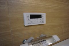 湯量・湯温の設定、そして保温までワンタッチのフルオートバス。便利な追い炊き機能付きです。