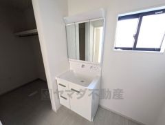 三面鏡裏収納付き洗面化粧台です＾＾ 歯磨きセットやスキンケア用品などの収納に便利ですね。 洗面室横にはファミリークローク完備で収納充実＾＾