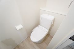 1階2階の2ヶ所にトイレがありますので、忙しい朝にも家族に気を使わず、ゆとりが生まれますね＾＾ 小窓付きで換気する時に便利です＾＾