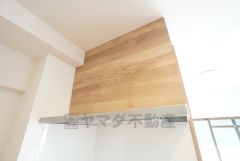 コンロ上には換気扇完備＾＾すぐ横に小窓が設けられているので、換気扇と合わせてWで換気できます＾＾