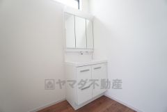 三面鏡裏収納付き洗面化粧台です＾＾ 歯磨きセットやスキンケア用品などの収納に便利ですね。