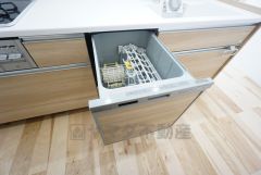 炊事時間を大幅に短縮できる食器洗浄乾燥機付き＾＾食器を洗う手間が減るので家族とのコミュニケーションの時間や自分の時間が増えますね。