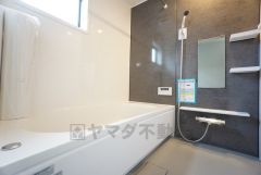 1日の疲れを癒すくつろぎのバスルーム。足を伸ばしてもゆったりと入れるサイズです。お子様と一緒にお風呂に入っても狭くないですね＾＾
