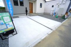 カースペースは並列3台を確保＾＾マイカー用に、お客さま用に、余裕を持ってご利用いただけます。
