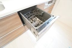 炊事時間を大幅に短縮できる食器洗浄乾燥機付き＾＾食器を洗う手間が減るので家族とのコミュニケーションの時間や自分の時間が増えますね。
