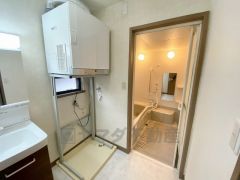 ランドリースペース上部には窓も付いており換気に便利です＾＾