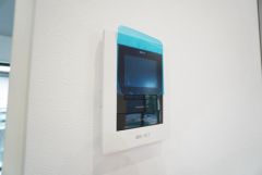 防犯はもちろん、セールスマン対策にもなるモニター付きインターホンです。お子さん1人での留守番時にも活躍しそうです。