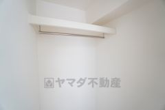 洋室にはハンガーパイプ付きのウォークインクローゼットが設けられています。たっぷり収納できるので衣替えの心配もいりませんね＾＾