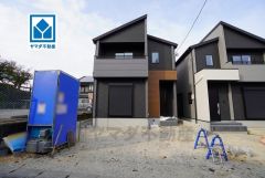 全3区画の新築戸建が新登場です。 シンプルでいつまでも飽きのこないデザインが周囲の環境に調和し、どんなご家族にもフィットするデザインです。