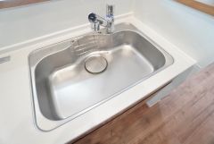 大きめのお鍋も洗える使い勝手の良いステンレスシンク。熱やサビに強いので、お掃除らくらく。スポンジポケット付き。