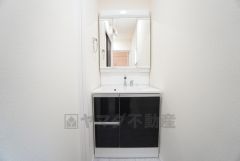 三面鏡裏収納付き洗面化粧台です＾＾ 歯磨きセットやスキンケア用品などの収納に便利ですね。 生活感も隠すことができ、来客時にも安心です。