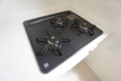 同時にたくさんの料理が調理できる3口コンロ。長時間熱を通しておきたい煮込み料理を作りながら、炒め物など同時進行で進められます。
