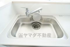 大きなお鍋も楽々洗える幅の広いシンクです＾＾ステンレスシンクなので簡単にお掃除できますよ。洗剤やスポンジもすっきりできる収納付き。