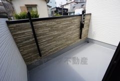 陽当たりの良いバルコニーです。お洗濯やお布団干しはもちろん、日光浴スペースにも。足元は防水工事施工済です。