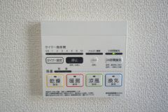 同仕様写真。雨の日の洗濯も安心できる浴室暖房乾燥機付き浴室。リモコンで操作もボタン1つで簡単。