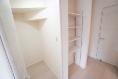 キッチン横には可動棚タイプのパントリーとリビング収納有＾＾ 長期保存ができるもの、調理器具、防災グッズを入れておくのもいいですね。