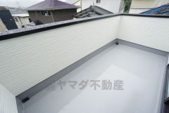 陽当たりの良いバルコニーです。お洗濯やお布団干しはもちろん、日光浴スペースにも。