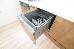 食事の後の手間を解消する食器洗い乾燥機付。冬場の洗い物で手荒れの悩みもなくなります。手洗いよりも節約できて便利。