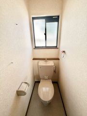 1階2階の2ヶ所にトイレがありますので、忙しい朝にも家族に気を使わず、ゆとりが生まれますね＾＾ 小窓付きで換気する時に便利です＾＾ 
