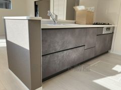 対面式キッチンなのでリビングにいるご家族とコミュニケーションを取りながら洗い物や、お料理が楽しめそうですね＾＾