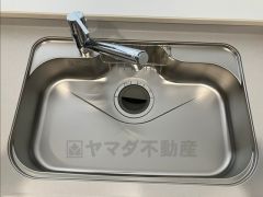 大きなお鍋も楽々洗える幅の広いシンクです＾＾ステンレスシンクなので簡単にお掃除できますよ。洗剤やスポンジもすっきりできる収納付き。