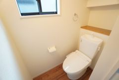 温水洗浄機付トイレです。節水機能もあるので、安心して使えますね。もちろん、1階2階の2ヶ所にトイレがあるので、忙しい朝にもゆとりができますね。