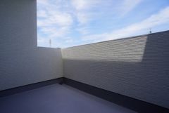 幅広のインナーバルコニーは急な雨から洗濯物を守りやすく、眩しすぎる日差しも和らげます。