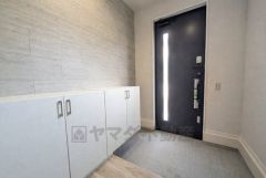 採光も考えられた明るい玄関です。たっぷり収納できるシューズボックス付きなので、家族全員の靴がきれいに整頓できます。