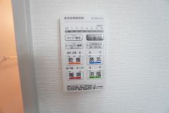 雨の日の洗濯も安心できる浴室暖房乾燥機付き浴室。リモコンで操作もボタン1つで簡単です。