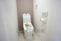 壁リモコンタイプのウォシュレット付き。すっきりした見た目で、トイレ奥の掃除もしやすいです。