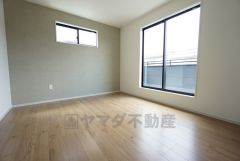 6.7帖。主寝室としてお使いいただけそうなこちらのお部屋は、日当たりが良く、爽やかな風を感じて起きる朝は、快適生活の始まりに。
