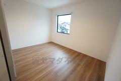 主寝室としてお使いいただけそうなこちらのお部屋は、日当たりが良く、爽やかな風を感じて起きる朝は、快適生活の始まりに。