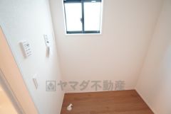 ランドリースペース上部には窓も付いており換気に便利です＾＾