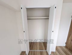 洋室にはハンガーパイプ付きのクローゼットが設けられています。たっぷり収納できるので衣替えの心配もいりませんね＾＾ 全居室収納付き＾＾ 