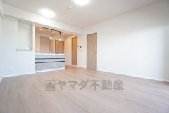 キッチン前面にも収納完備＾＾食事で利用するものだけでなく、爪切りやお薬箱などの細かな生活用品、学校関係の書類などもスッキリ収納できそうですね。