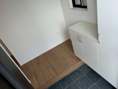 明るい玄関。たっぷり収納できるシューズボックス付きなので、家族全員の靴がきれいに整頓できます。