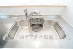 大きなお鍋も楽々洗える幅の広いシンクです＾＾ステンレスシンクなので簡単にお掃除できますよ。洗剤やスポンジもすっきりできる収納付き。