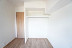すっきり収納可能なクローゼット付き。ハンガーパイプ付で散らかりがちな洋服類もきれいに整理できます。使用頻度が少ないものは枕棚の上に、足元には3段ボックスを置いて、フル活用できるクローゼットです。