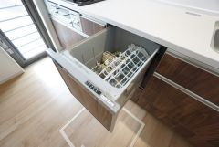 食事の後の手間を解消する食器洗い乾燥機付。冬場の洗い物で手荒れの悩みもなくなります。手洗いよりも節約できて便利。