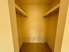 洋室にはハンガーパイプ付きのウォークインクローゼットが設けられています。たっぷり収納できるので衣替えの心配もいりませんね＾＾