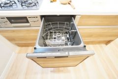 食事の後の手間を解消する食器洗い乾燥機付。冬場の洗い物で手荒れの悩みもなくなります。手洗いよりも節約できて便利。