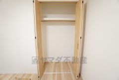 各部屋クローゼット付き。ハンガーパイプ付きでアウターなどの収納に困りません＾＾