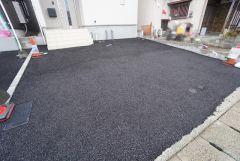 駐車スペースはゆとりある2台分を確保。マイカー用に、お客さま用に、余裕を持ってご利用いただけます。