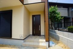 奥まって設置されており、雨にも濡れにくくなっています。